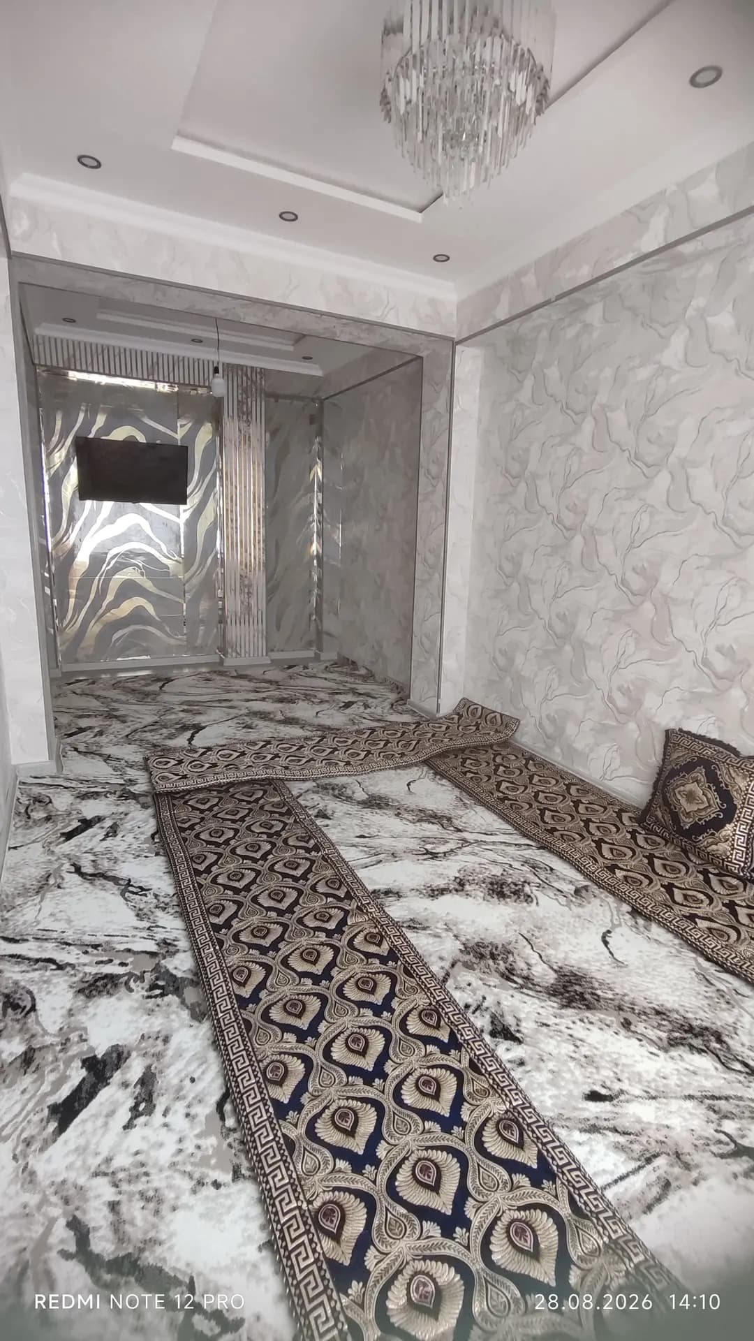 Euro renovated house in the city center opposite, has all the amenities