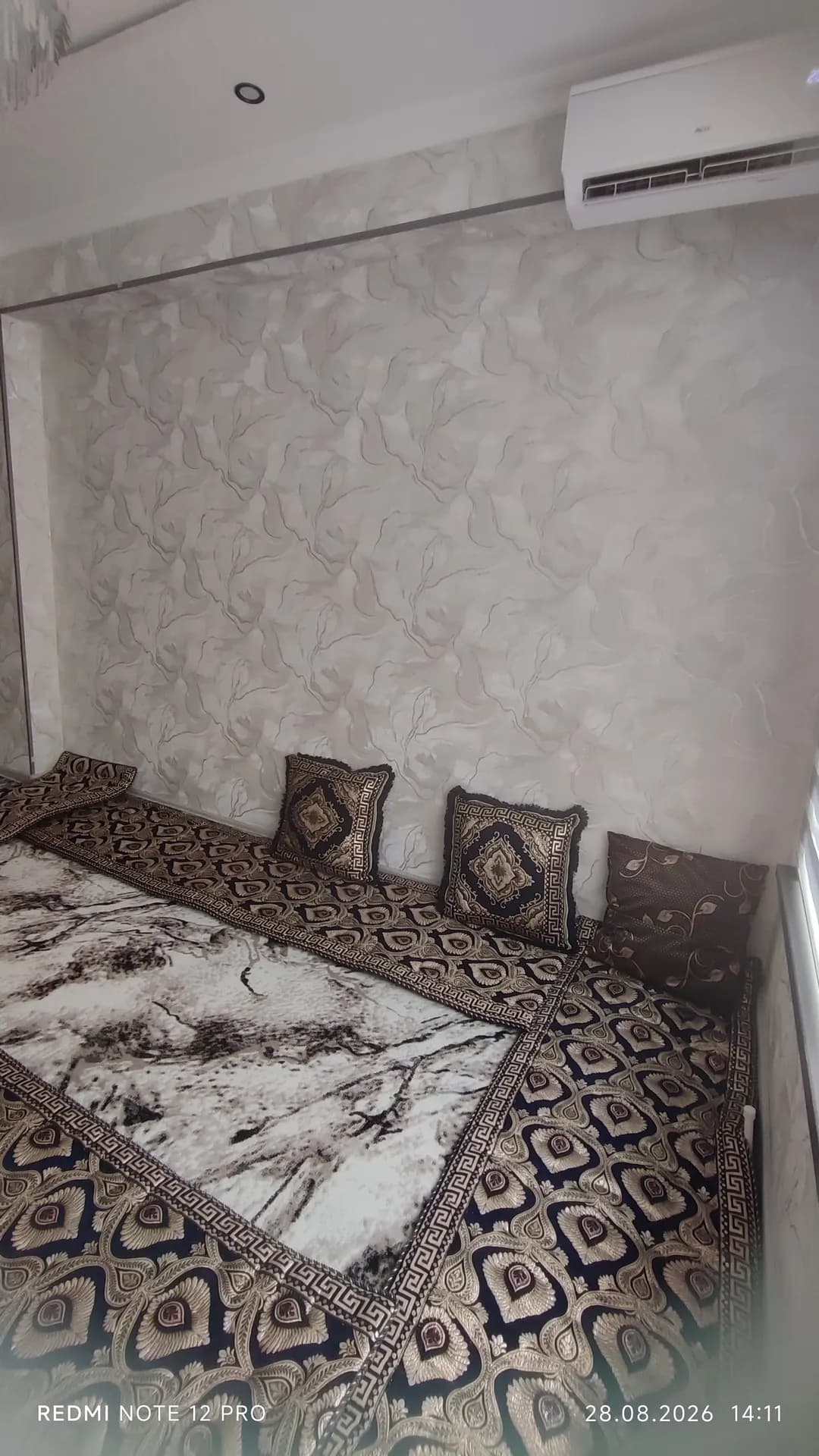 Euro renovated house in the city center opposite, has all the amenities