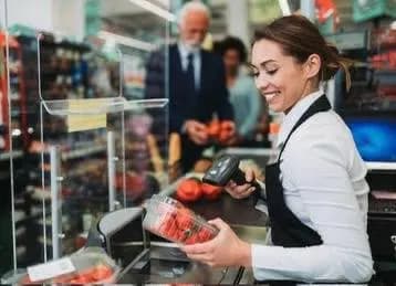 Требуются продавцы и кассиры (только девушки и женщины).