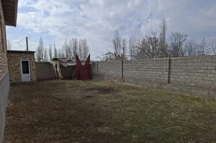 В городе Чирчик продается участок земли площадью 17 акров.