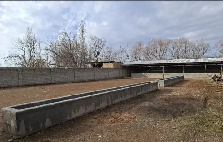 В городе Чирчик продается участок земли площадью 17 акров.