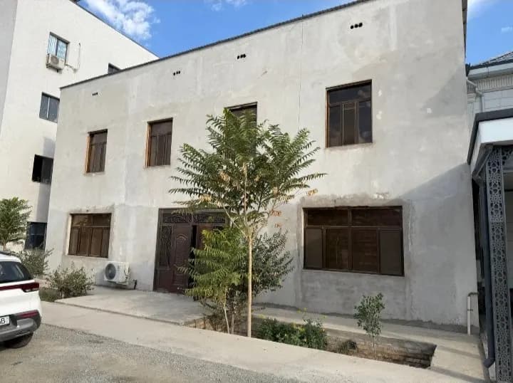 В городе Ургенч продается коттедж с 8 комнатами.