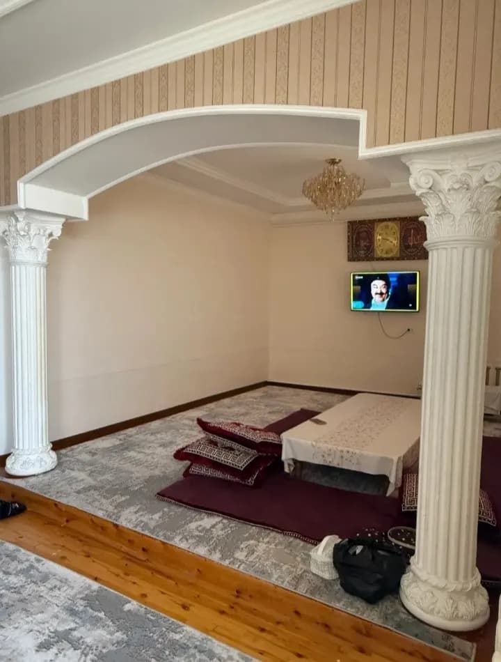 В городе Ургенч продается коттедж с 8 комнатами.