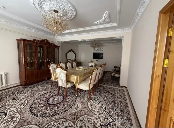 В городе Ургенч продается коттедж с 8 комнатами.