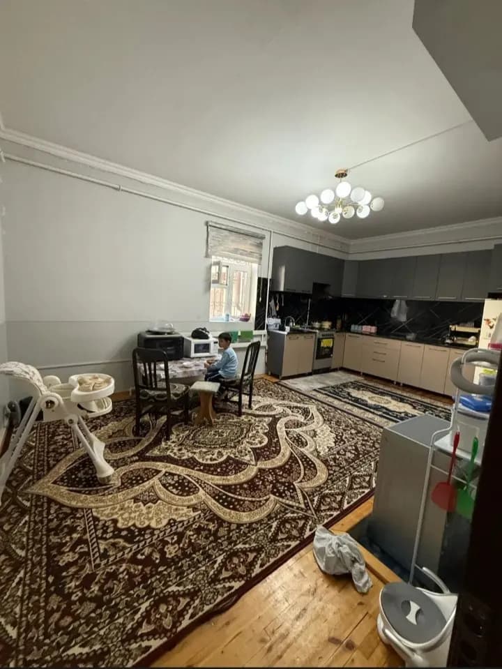 В городе Ургенч продается коттедж с 8 комнатами.