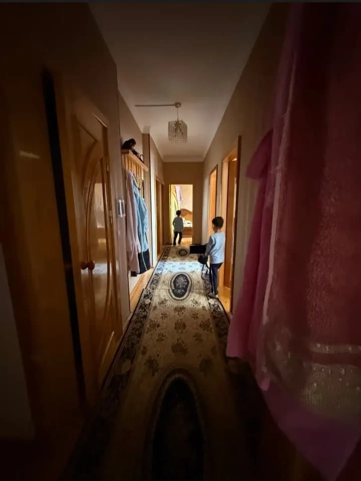 В городе Ургенч продается коттедж с 8 комнатами.