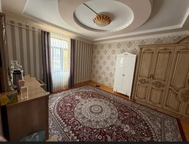 В городе Ургенч продается коттедж с 8 комнатами.
