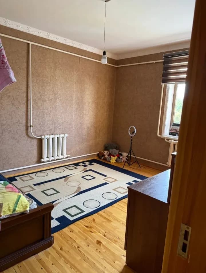 В городе Ургенч продается коттедж с 8 комнатами.