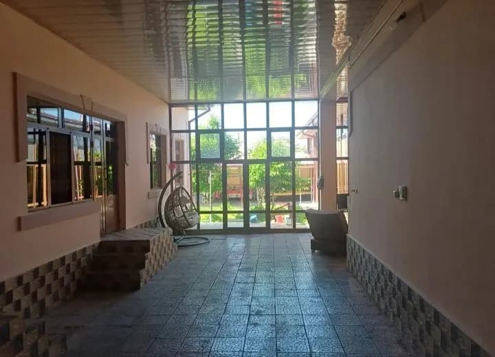 Hovli uy sotiladi