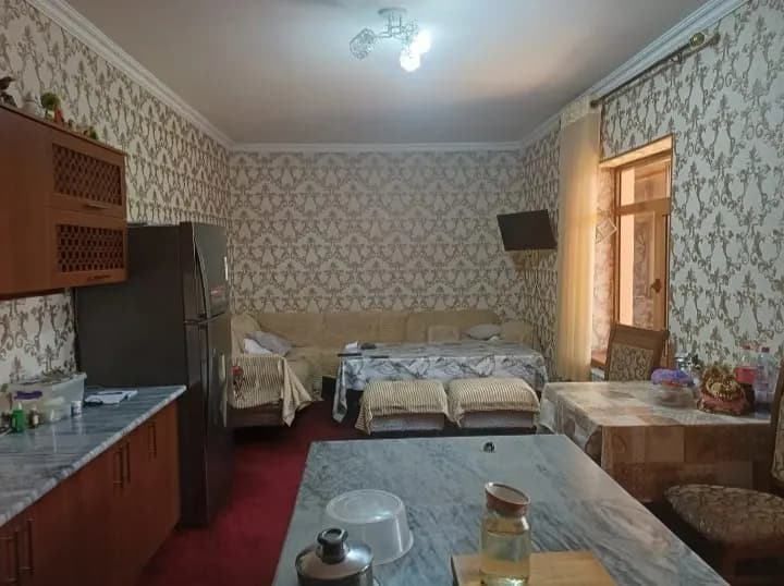 Hovli uy sotiladi