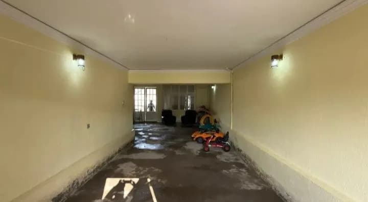 Uy sotiladi.Barcha sharoitlarga ega