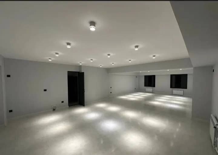 90 m² room for free use for sale