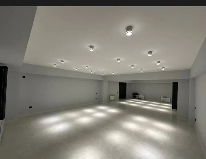 90 m² room for free use for sale
