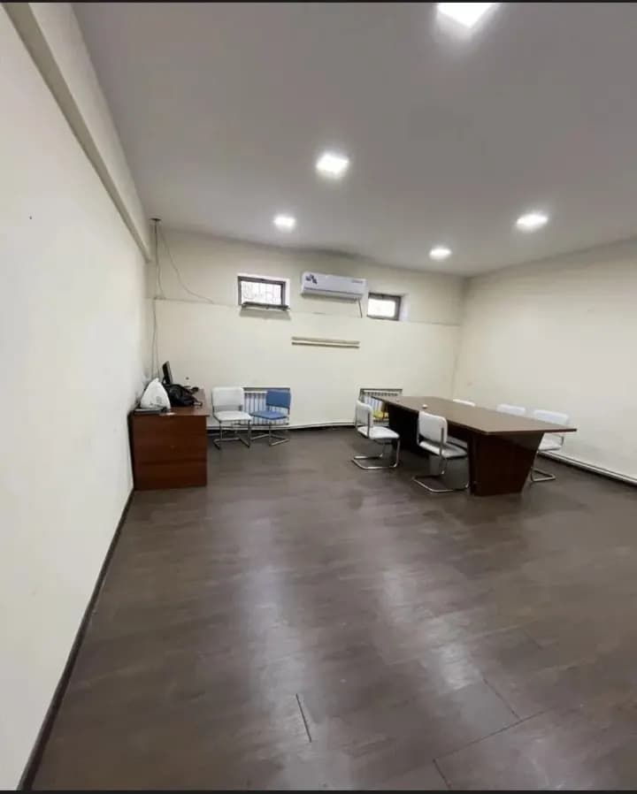 In the center of the city of Fergana, there is a large place for rent, and there are affordable prices