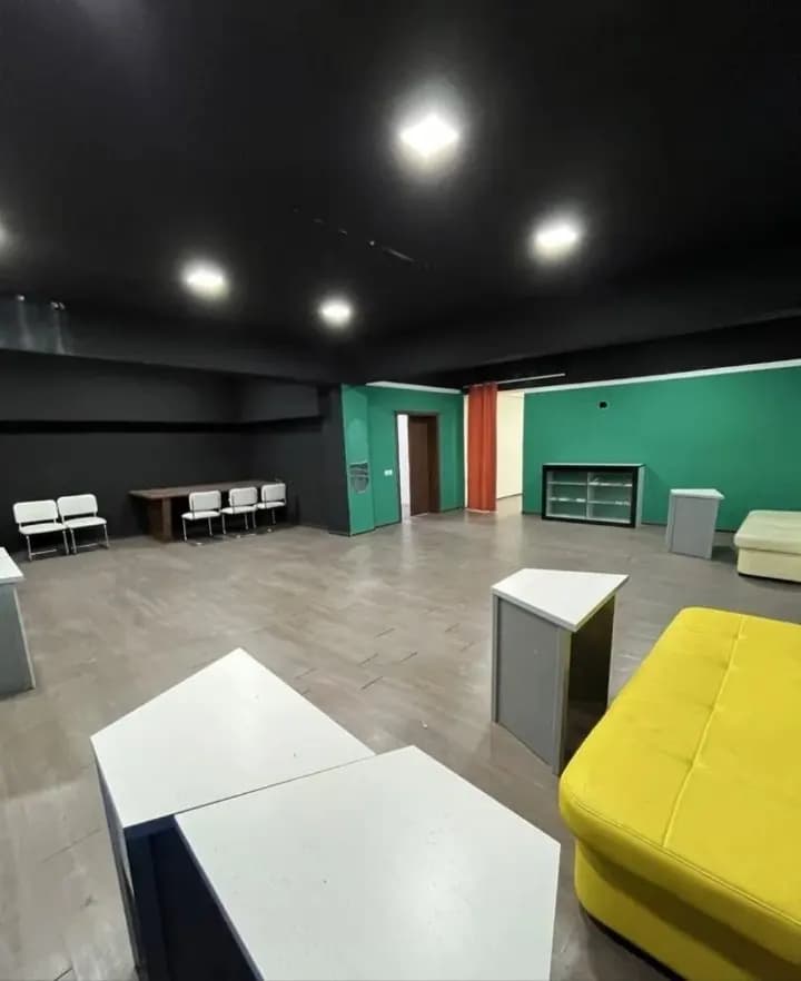 In the center of the city of Fergana, there is a large place for rent, and there are affordable prices