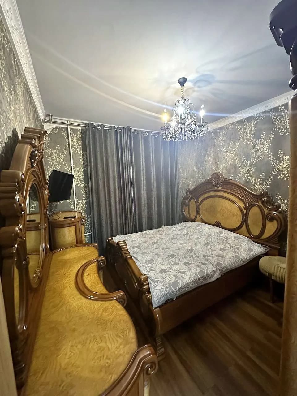 5 minutes from the Friendship of Peoples metro station. Cheap apartments available.