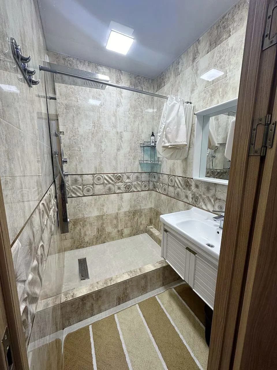5 minutes from the Friendship of Peoples metro station. Cheap apartments available.