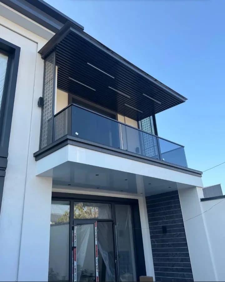 MODERN HIGH-TECH HOUSE FOR SALE!