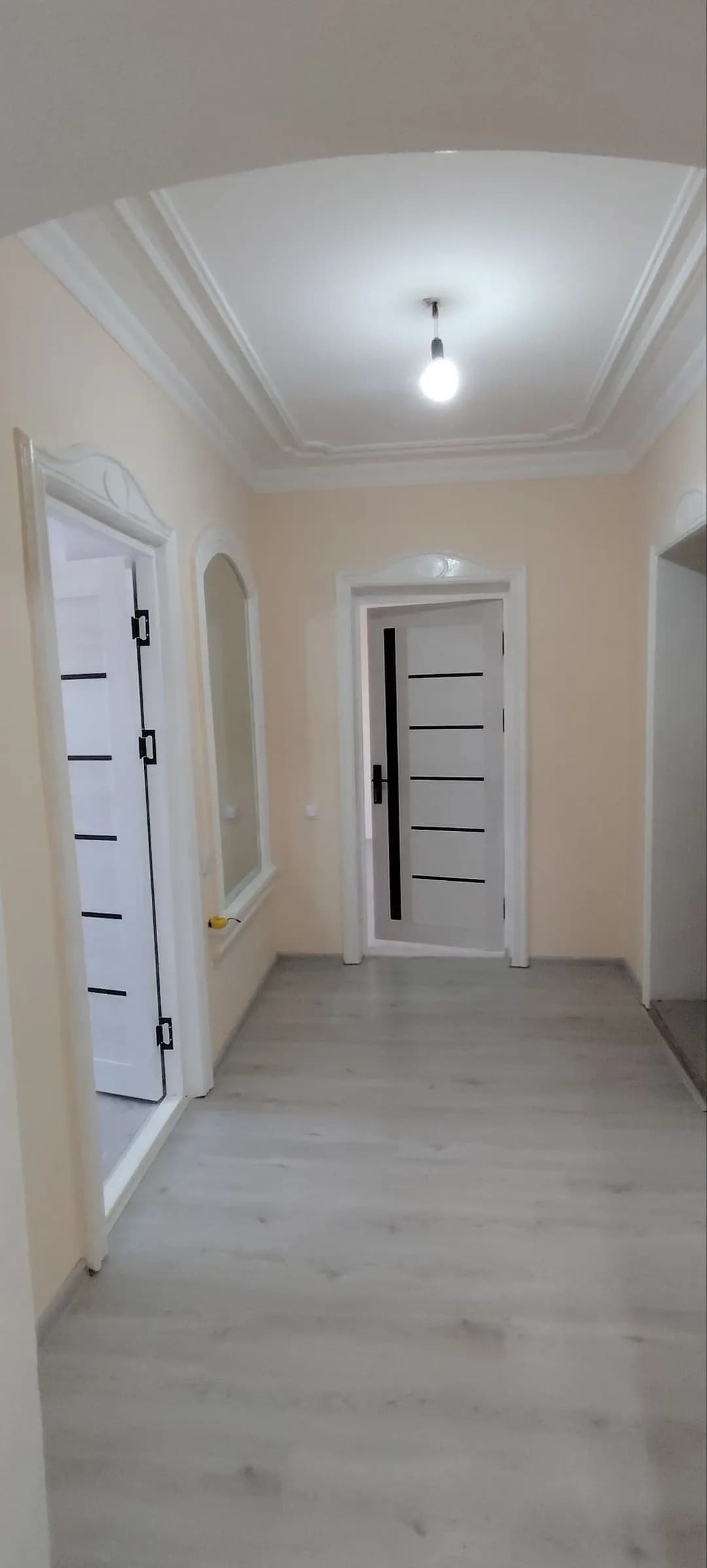 Наш дом продается по очень выгодной цене и с отличной планировкой. Мы продаем отремонтированный дом, состоящий из 2 комнат, на 3-м этаже 9-этажного здания, по низкой цене.