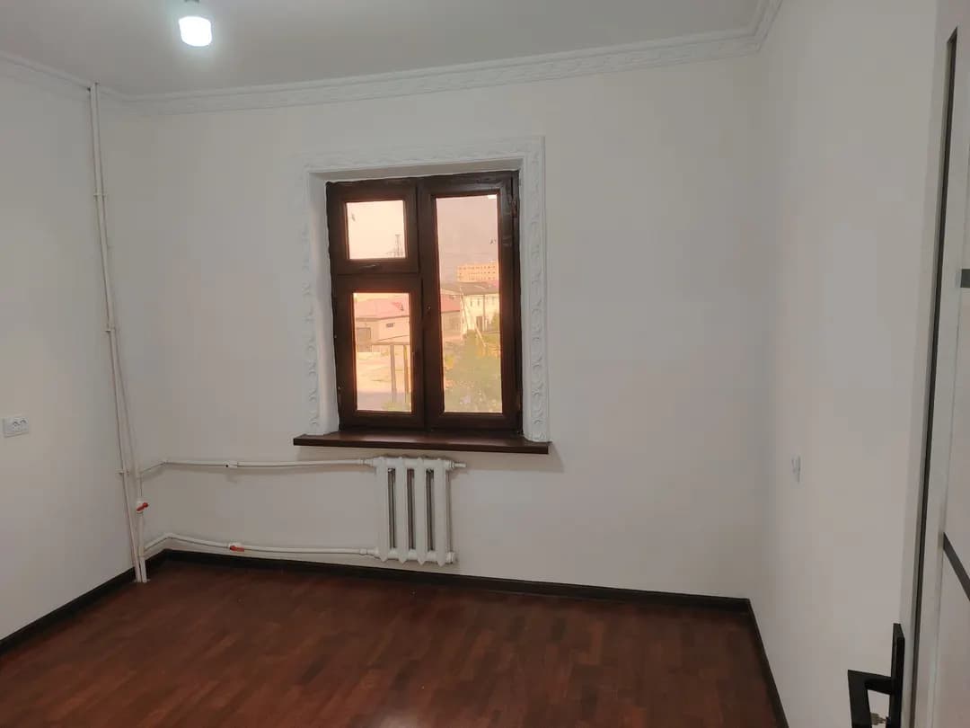 Наш дом продается по очень выгодной цене и с отличной планировкой. Мы продаем отремонтированный дом, состоящий из 2 комнат, на 3-м этаже 9-этажного здания, по низкой цене.