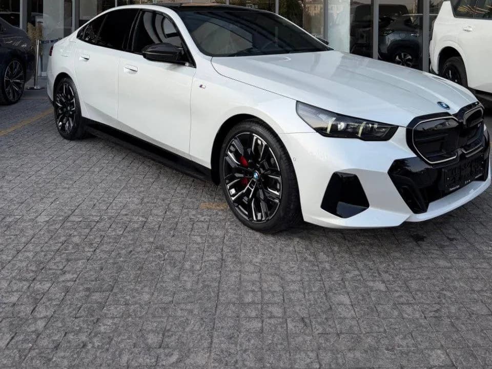 В продажу поступил вот такой аппарат BMW i5 M60 FULL