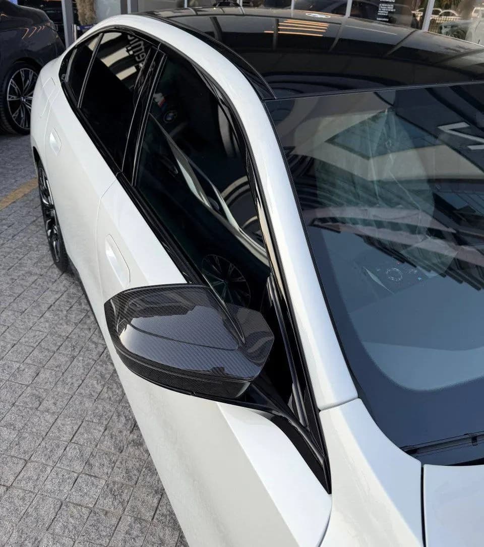 В продажу поступил вот такой аппарат BMW i5 M60 FULL