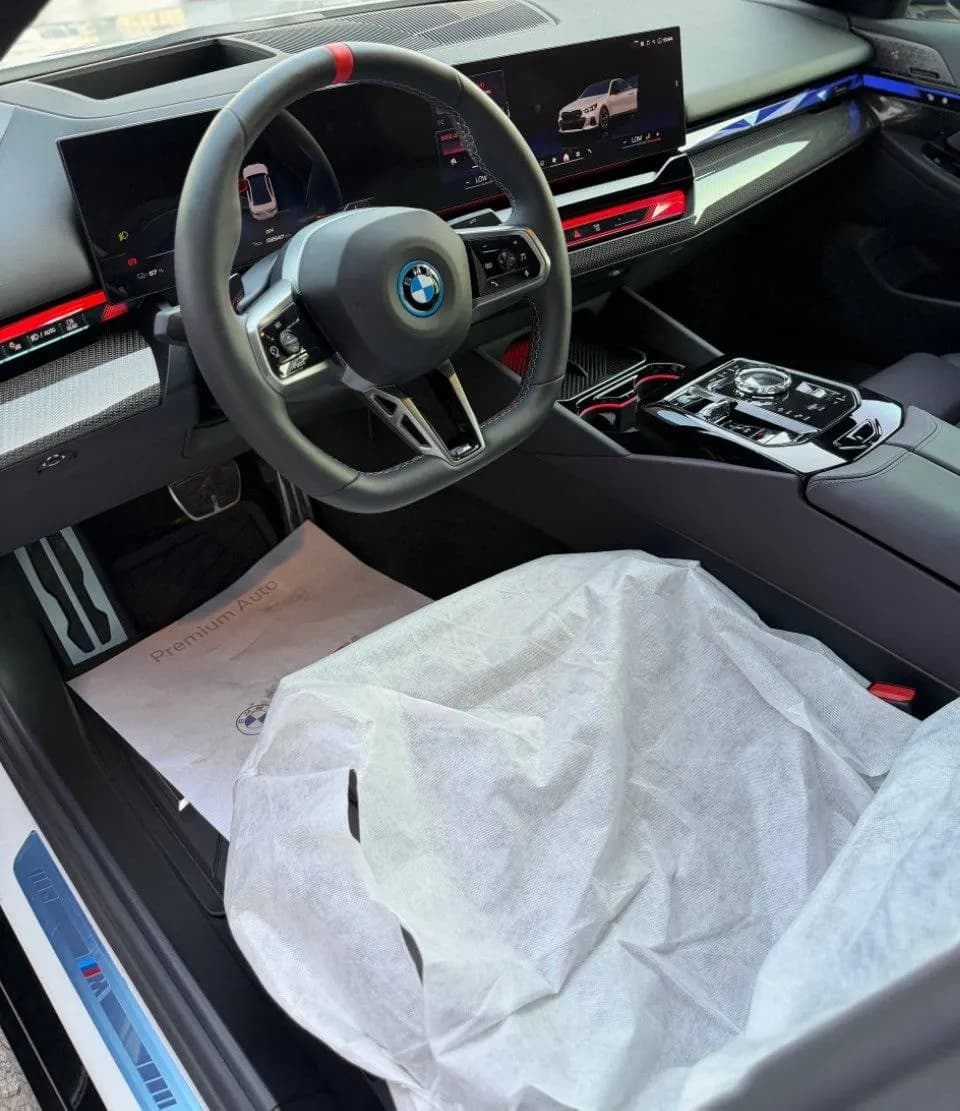 В продажу поступил вот такой аппарат BMW i5 M60 FULL