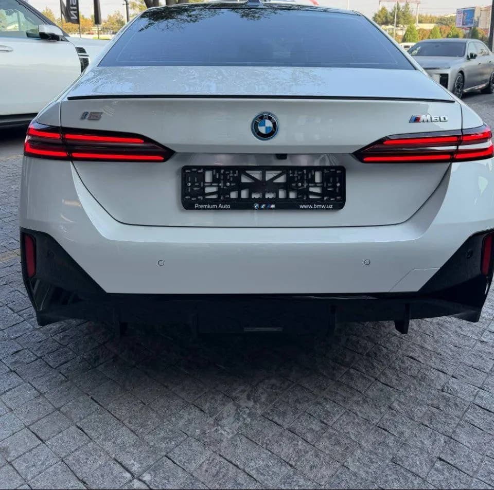 В продажу поступил вот такой аппарат BMW i5 M60 FULL