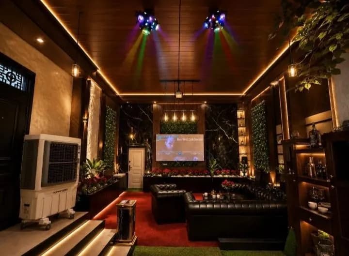 A ready-made hotel with a lounge bar is available for rent.
