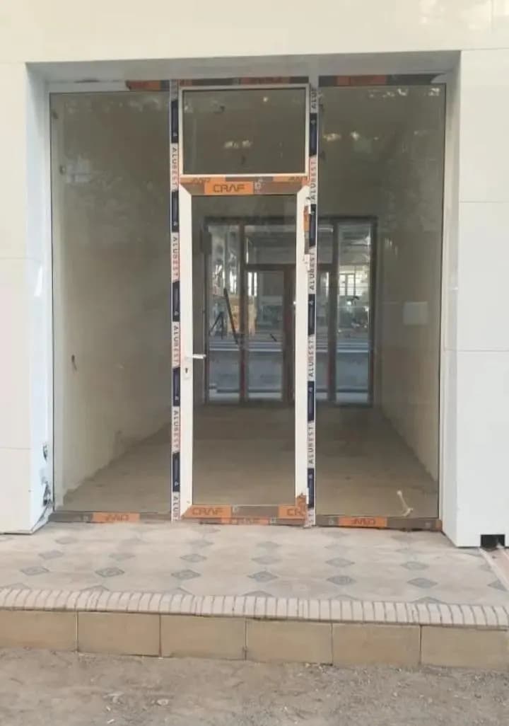 Navoiy vasxod bozorida magazin sotiladi