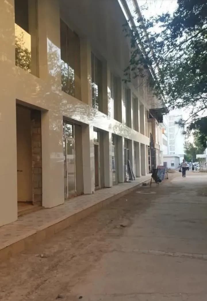 Navoiy vasxod bozorida magazin sotiladi