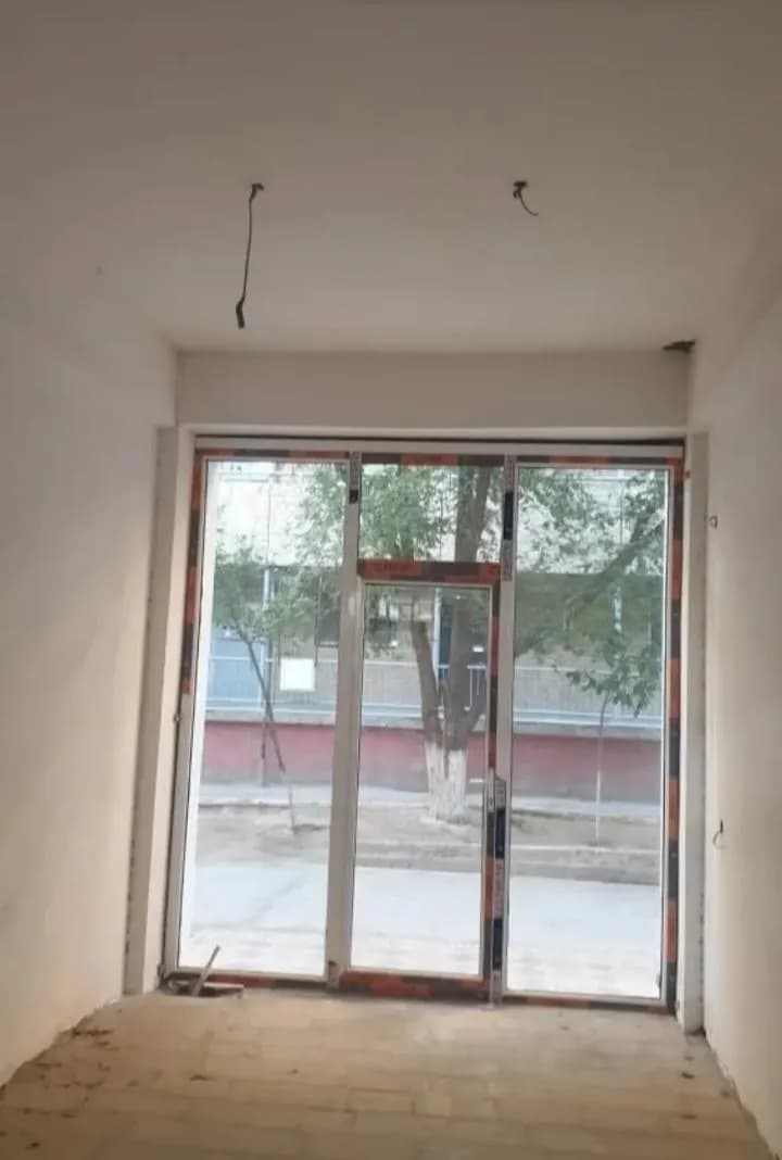 Navoiy vasxod bozorida magazin sotiladi