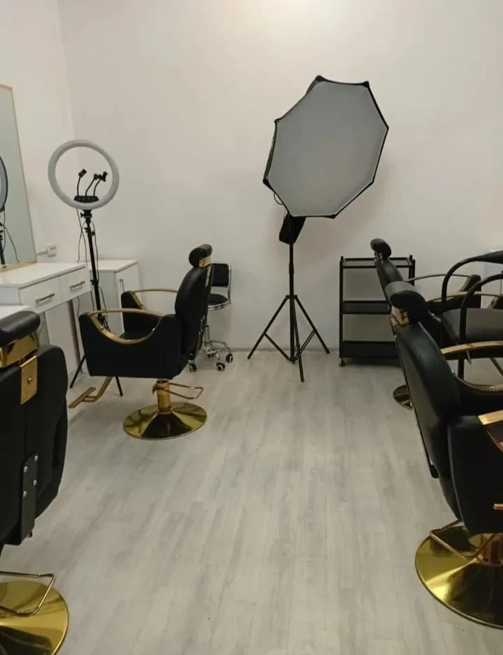 The salon is for rent