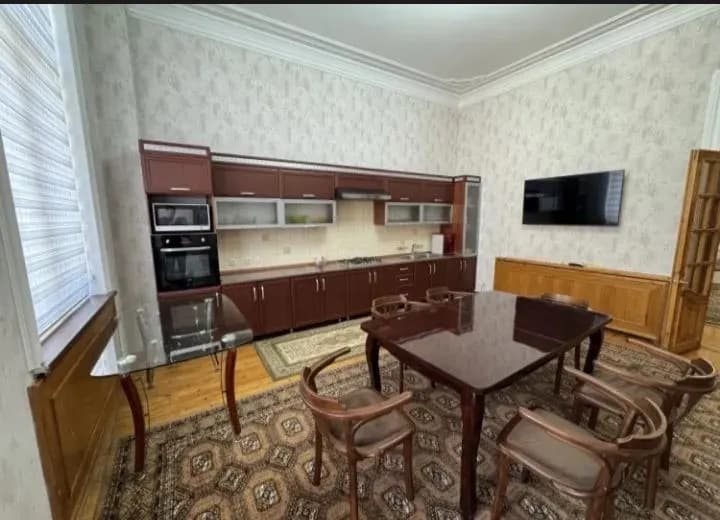 В районе Мирзо-Улугбек, на улице Аккурганской, сдается в аренду двухэтажный дом.