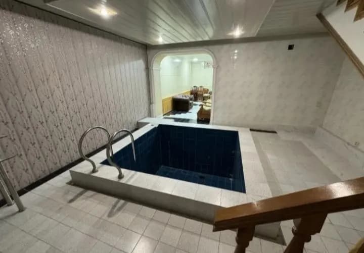 В районе Мирзо-Улугбек, на улице Аккурганской, сдается в аренду двухэтажный дом.