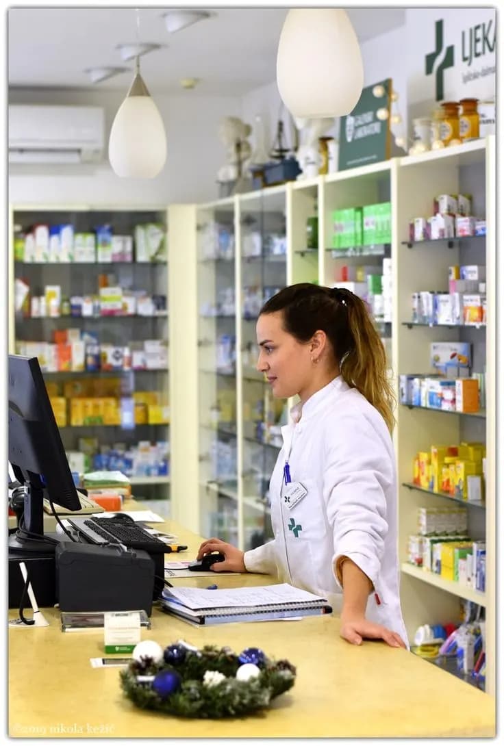 farmatsevt ayol va qizlarni dorixonaga ishga taklif qilamiz