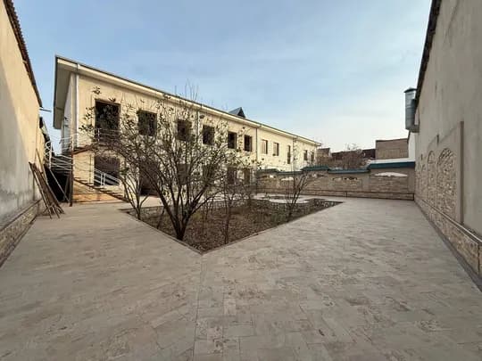 A 7-STOREY COURTYARD IN A FRAME IS FOR SALE FROM THE CENTER.