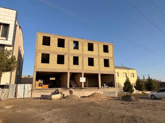 A building with an area of 3.7 square meters, of which 170 m2 is under construction, is for sale.