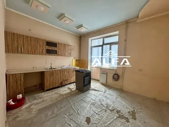 4-room apartment 110m2 1st floor. 5-story brick house.