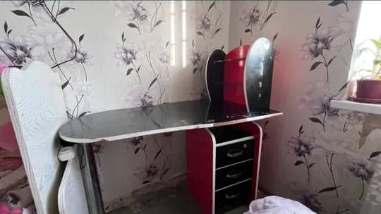 Отдам даром маникюрный стол