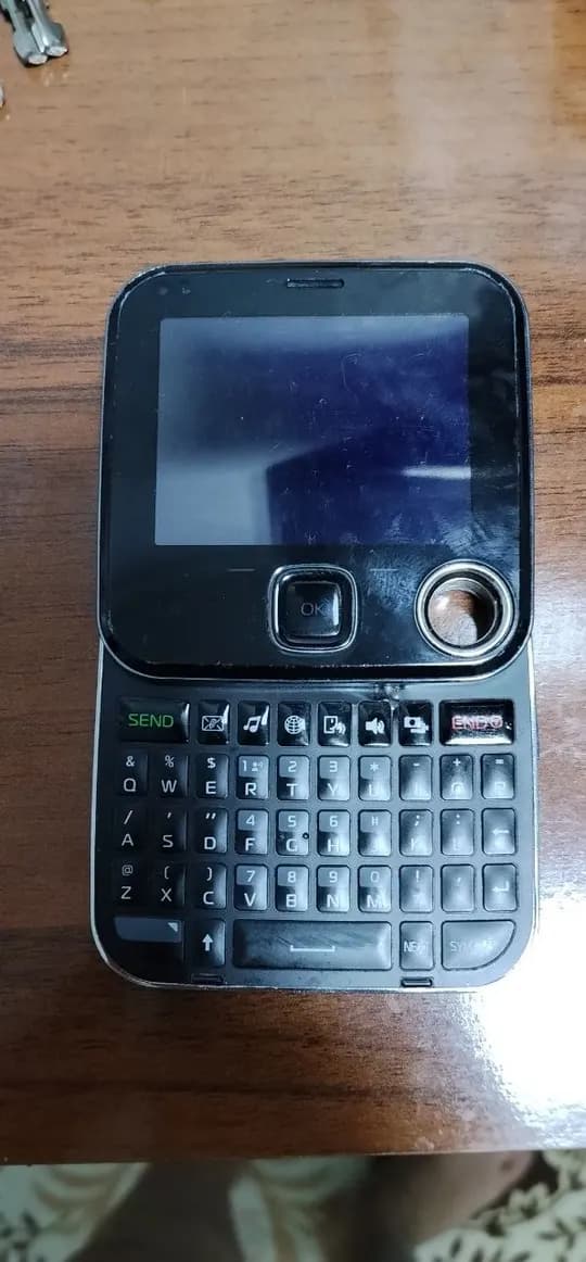knopkali telefon nokia 7705 twist sotiladi