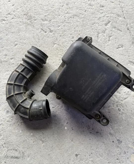 I will sell a housing for an air filter and a rubber pipe from Lada