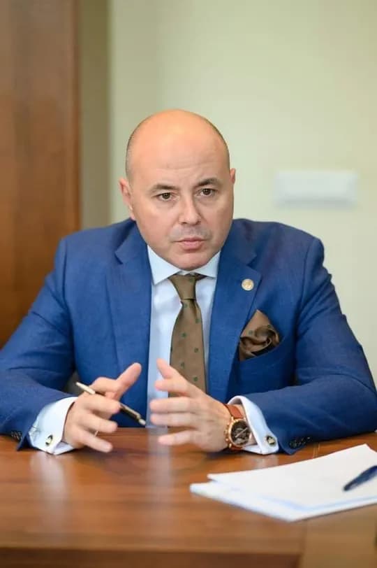 Мы ищем сотрудника на должность руководителя отдела.