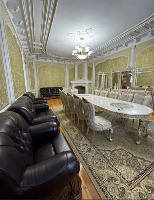 В районе Мирзо-Улугбек, на улице Аккурганской, сдается в аренду двухэтажный дом.