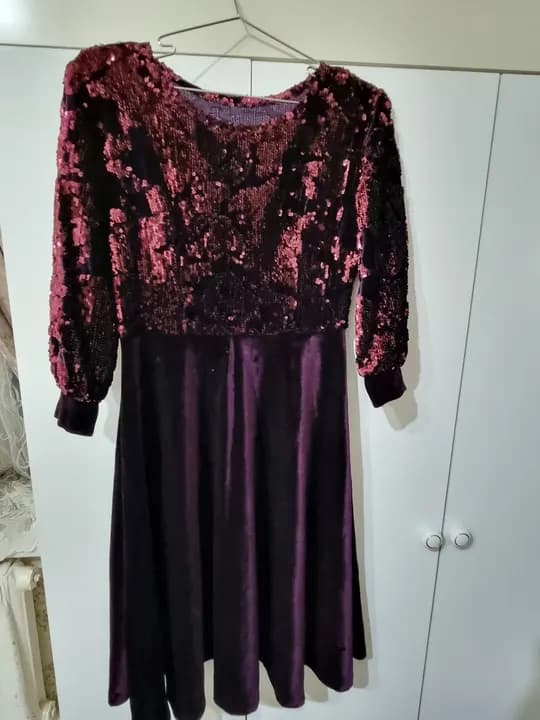 New, never worn girls' party dress. 👗 The top is made of fine-textured fabric, and the bottom is made of purple velour fabric.