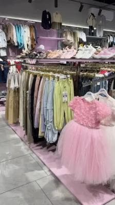 В магазине "Детская одежда" товары продаются по низким ценам.