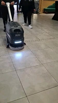 Electric scrubbing machine 380m