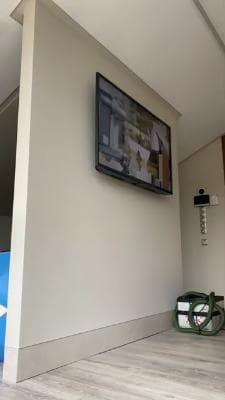 Televizorni professional devorga o'rnatish